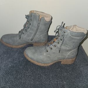 B.O.C Claudia Grey Faux Leather Padded Collar Side Zipper Size 7.5